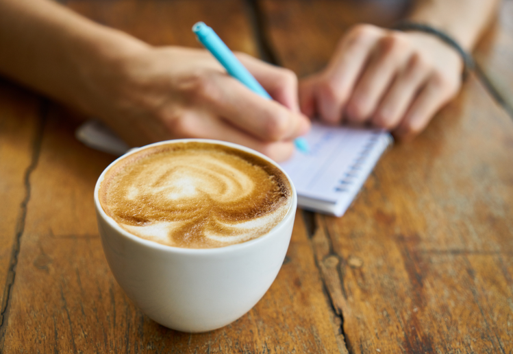 Koffie en notitieboekje